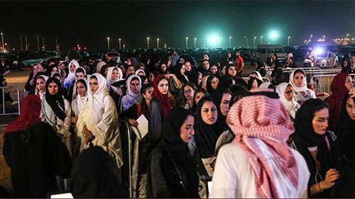 بالفيديو والصور... أول حفل لتامر حسني في السعودية