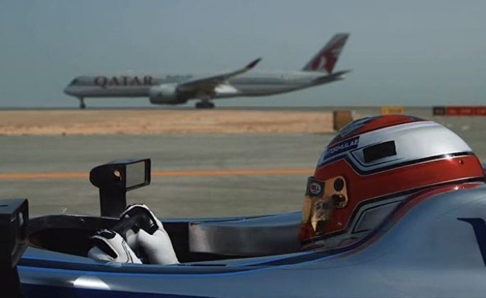 بالفيديو..سيارة فورمولا 1 تسابق طائرة بوينغ في مطار الدوحة