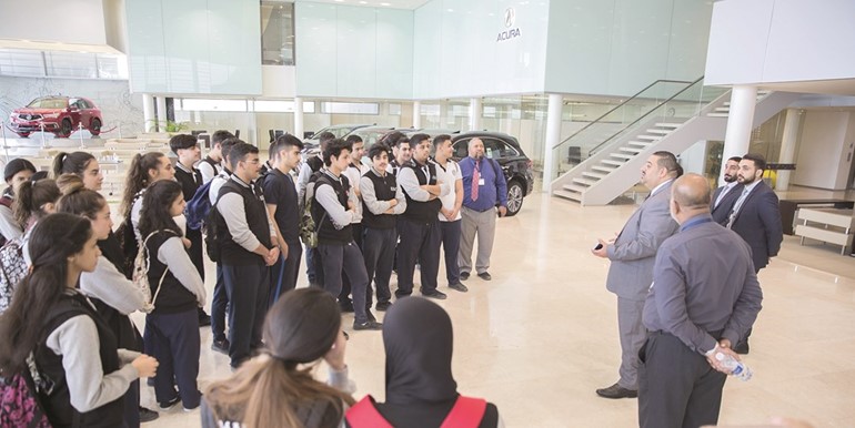 الترحيب بالطلاب في صالة العرض﻿