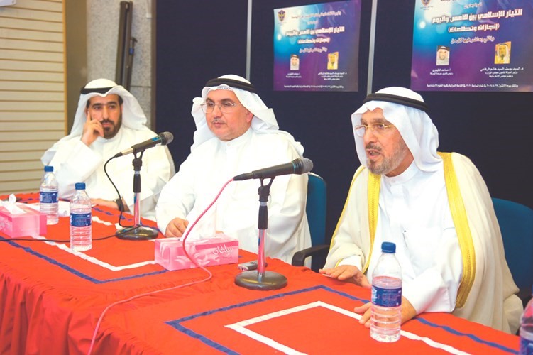 الراحل خلال ندوة التيار الاسلامي بين الامس واليوم﻿