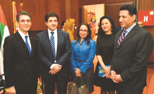 السفير يوسف عبدالصمد مع ضيوف الحفل﻿