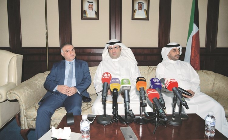 خالد الروضان متوسطا عبدالكريم تقي وعبدالله الجوعان خلال المؤتمر الصحافي- (قاسم باشا)﻿