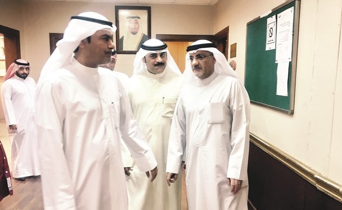 خليل أبل مع مراقب الثانوي الفضلي والمدير المساعد عبدالله خورشيد في المدرسة﻿