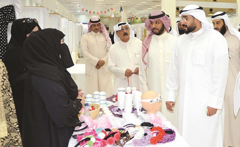 عبدالعزيز شعيب خلال جولة في تعاونية سعد العبدالله﻿
