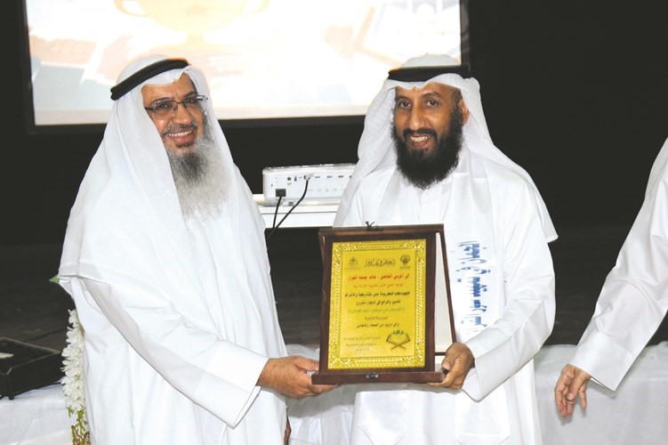 الموجه العام يكرم الموجه الفني الأول السابق خالد الخراز﻿