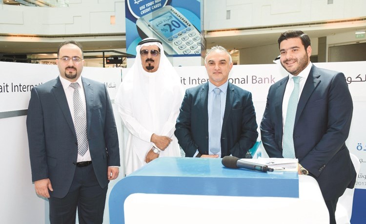 مدير عام الهيئة العامة للصناعة عبدالكريم تقي في زيارة لجناح البنك ﻿