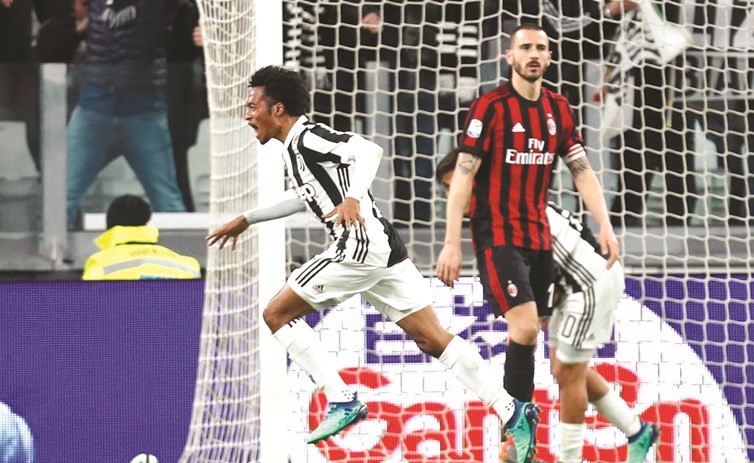 فرحة لاعب يوفنتوس كوادرادو بهدفه في مرمى ميلان 	(رويترز)﻿