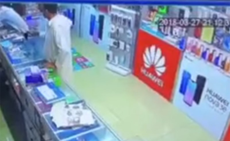 بالفيديو.. نهاية غير سعيدة للصوص حاولوا سرقة متجر في الإمارات