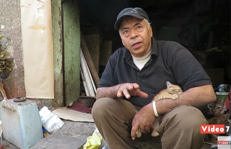 بالفيديو.. خادم مسجد في مصر يقيم عزاء لكلب شارع ويكرس حياته لخدمة الحيوانات