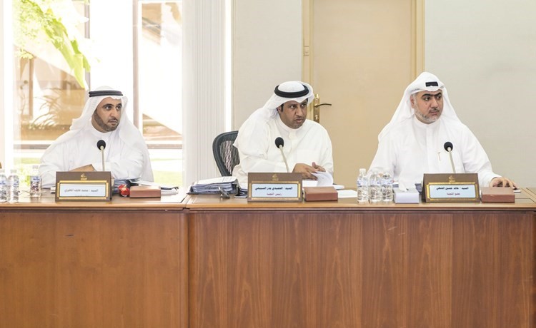 خالد الشطي والحميدي السبيعي ومحمد الدلال أثناء اجتماع اللجنة﻿
