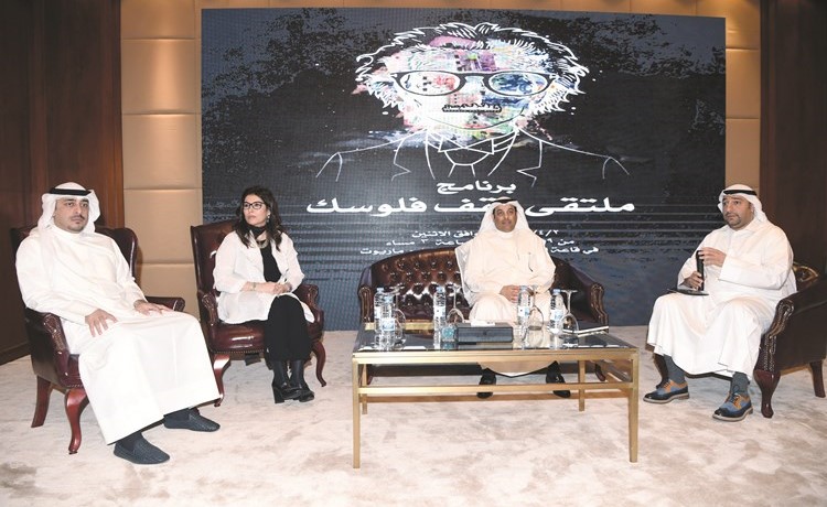من اليمين داود معرفي ويعقوب الصانع وسحر دشتي وعلي الملا خلال الجلسة الأولى﻿