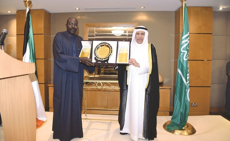 عبدالأحد إمباكي يقدم هدية تذكارية للسفير د.عبدالعزيز الفايز(ريليش كومار)﻿