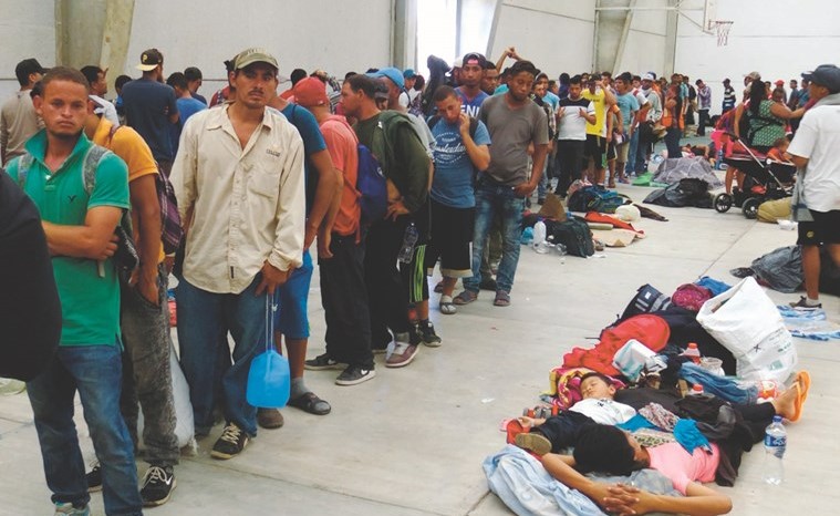 عشرات المهاجرين من اميركا الوسطى يعانون في المكسيك قبل مواصلة رحلة الهجرة غير الشرعية الى الولايات المتحدة امس الاول	( رويترز) ﻿
