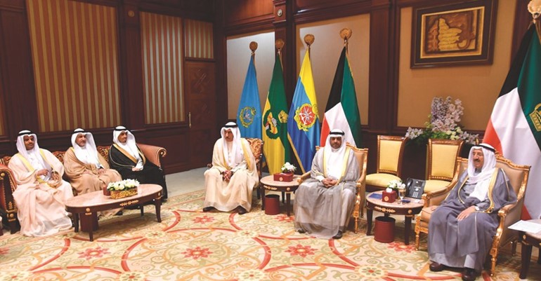 صاحب السمو الأمير خلال استقباله محمد الجبري والشيخ محمد اليوسف وعددا من القياديين﻿