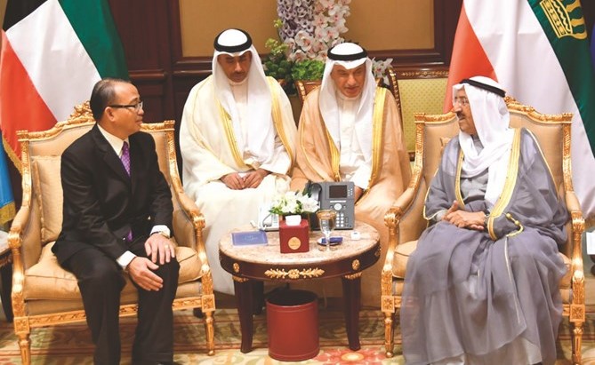 صاحب السمو مستقبلا سفير لاو﻿