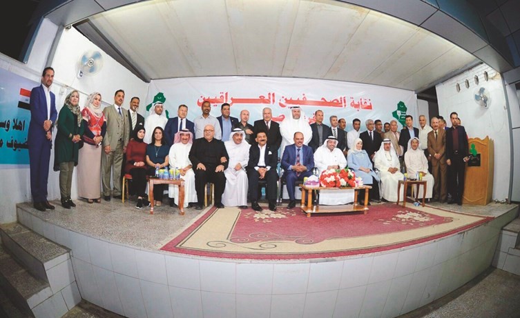 الوفد الإعلامي الكويتي مع عدد من أعضاء نقابة الصحفيين العراقيين وصحافيي البصرة في لقطة جماعية 	 (هاني الشمري)﻿