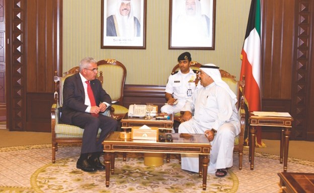 الشيخ ناصر صباح الأحمد مستقبلا سفير فلسطين ﻿