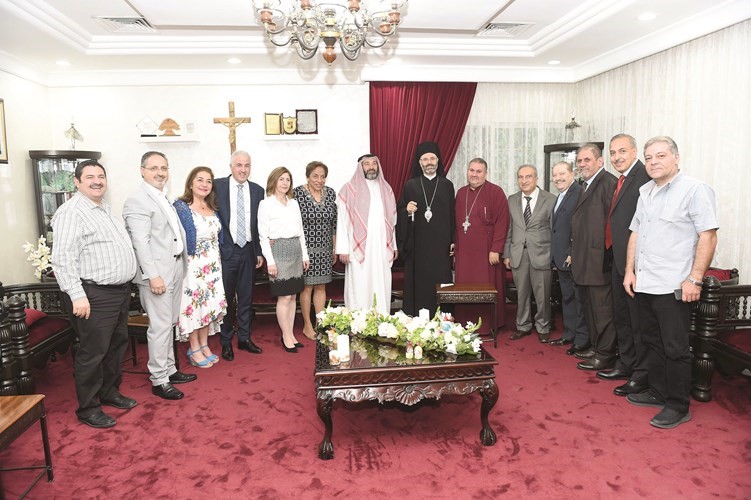 الارشمندريت بطرس غريب متوسطا عددا من المهنئين ﻿