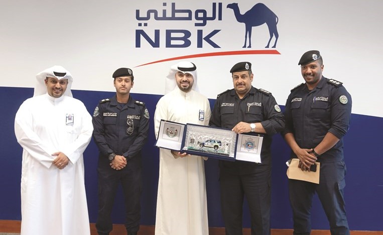 ممثلو الإدارة العامة للمرور يكرمون فريق عمل البنك الوطني﻿