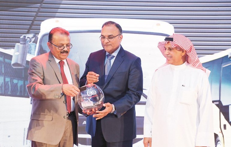 جانب من اختيار العملاء الفائزين وتوزيع الجوائز﻿