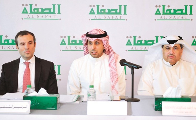 عبدالله حمد التركيت مترئسا وبجانبه فهد عبدالرحمن المخيزيم خلال الجمعية العمومية ﻿