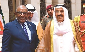 صاحب السمو الأمير الشيخ صباح الأحمد مودعا رئيس جمهورية القمر المتحدة الرئيس عثمان غزالي ﻿