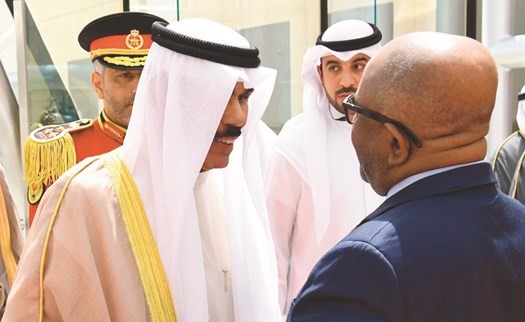 سمو ولي العهد الشيخ نواف الأحمد مصافحا الرئيس عثمان غزالي ﻿