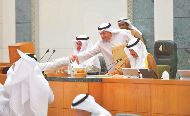 الرئيس مرزوق الغانم والشيخ خالد الجراح مصافحا أحد النواب﻿