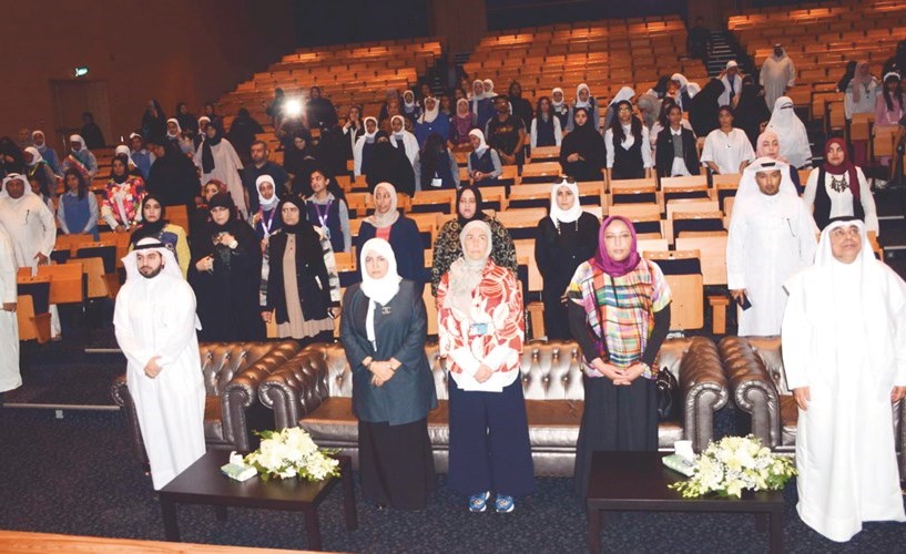 الشيخة فادية السعد وفيصل المقصيد والحضور خلال السلام الوطني﻿