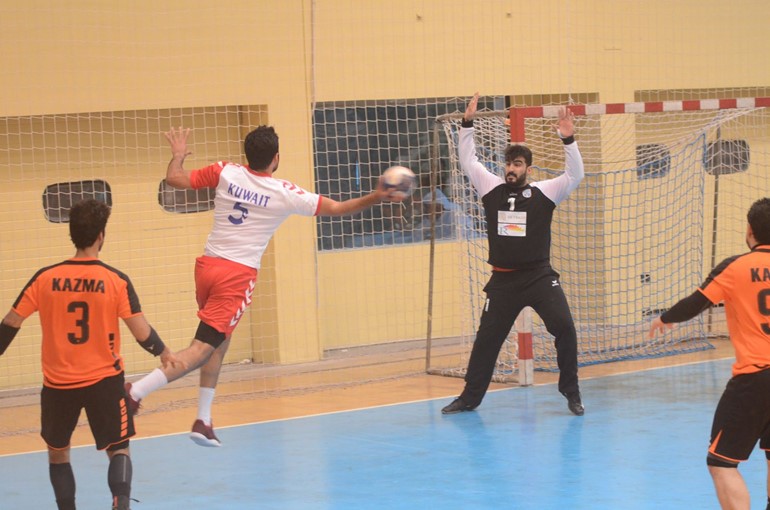 حارس كاظمة عبدالعزيز الظفيري  يحاول التصدي لتصويبة لاعب الكويت عبدالله الخميس