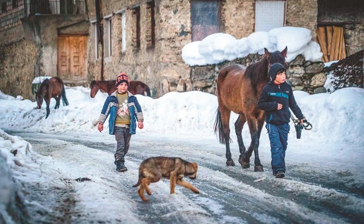 الجليد يجعل من القرى الجورجية مقصدا سياحيا﻿