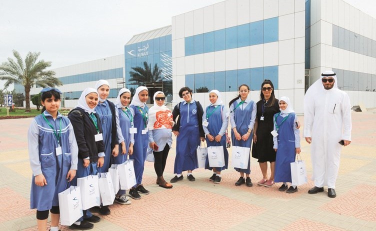 لقطة تذكارية للطالبات خلال الزيارة﻿
