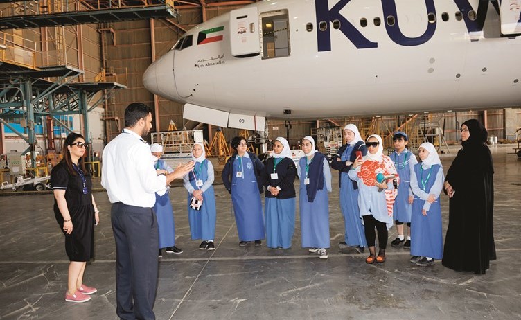 الطالبات يستمعن الى شرح من الكابتن﻿