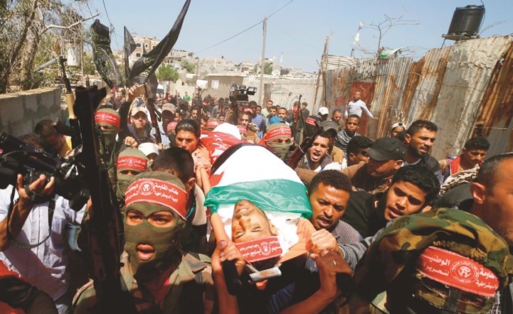 فلسطينيون يشيعون جثمان الشهيد احمد عرفة وسط غزة امس     ( رويترز) ﻿