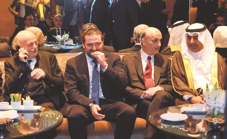 الموفد السعودي نزار العلولا في الخلوة مع رئيس الوزراء سعد الحريري مع رئيس «القوات» سمير جعجع والنائب وليد جنبلاط	(محمود الطويل)