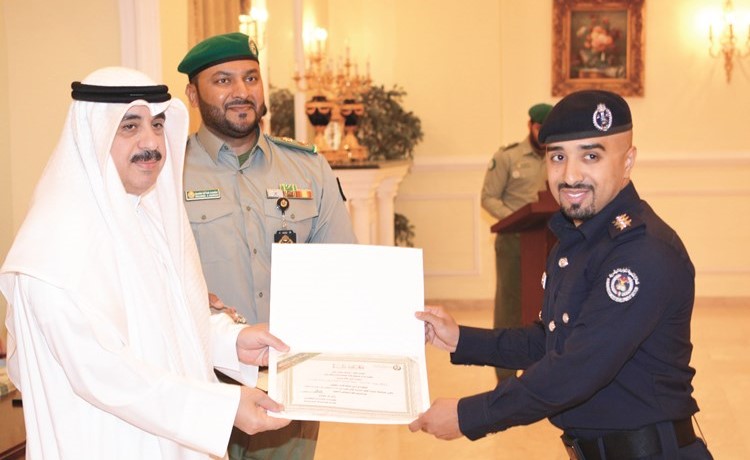 الفريق الركن م. هاشم الرفاعي مكرما أحد المشاركين ﻿
