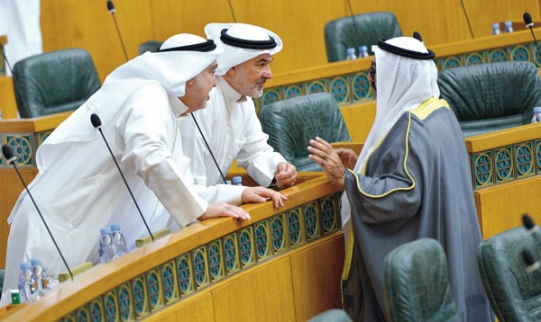 الشيخ ناصر صباح الأحمد في حديث مع صالح عاشور وخليل الصالح