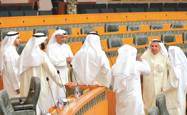عبدالله الرومي وشعيب المويزري ود.عادل الدمخي مع بعض النواب أثناء الجلسة﻿