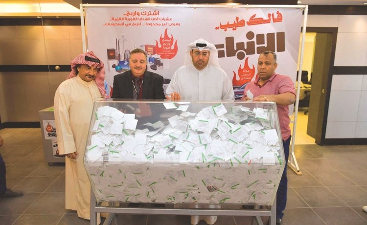 عبدالعزيز أشكناني والزميلان عامر المصري ومحمد صبحي خلال السحب      (قاسم باشا)﻿