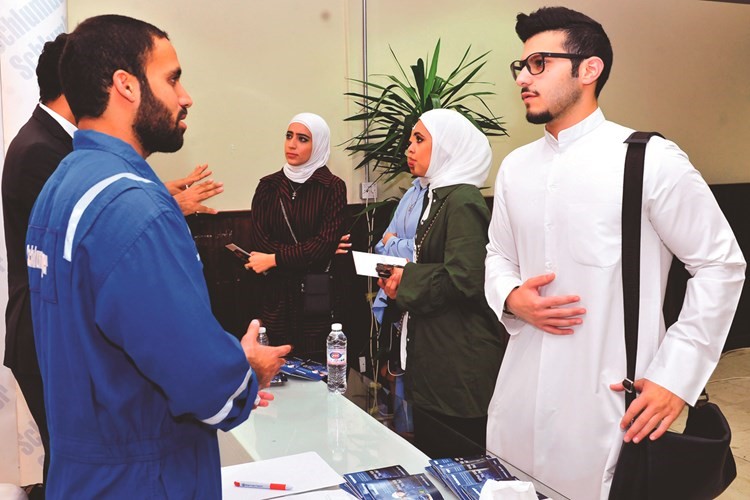 كلية الهندسة والبترول افتتحت معرض الفرص الوظيفية الثامن عشر