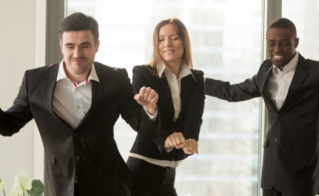 أنت وزملاؤك تقررون راتبك الشهري.. والإدارة توافق! ما رأيك بهذه الشركة؟
