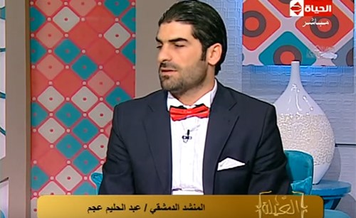 بالفيديو.. منشد دمشقي يقدم هدية للجيش المصري