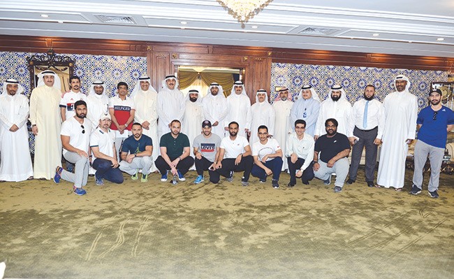 لقطة جماعية للمشاركين في الاجتماع التنظيمي لبطولة تعاونيات الأحمدي الثالثة لكرة قدم الصالات