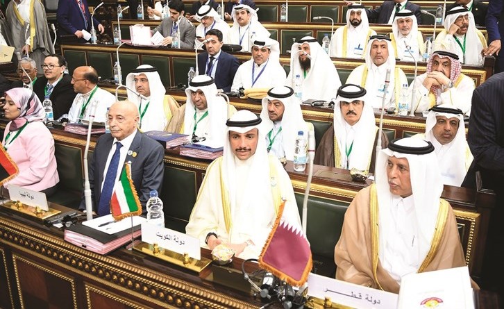 الرئيس الغانم متوسطا رؤساء الوفود البرلمانية ويبدو اعضاء الوفد الكويتي﻿