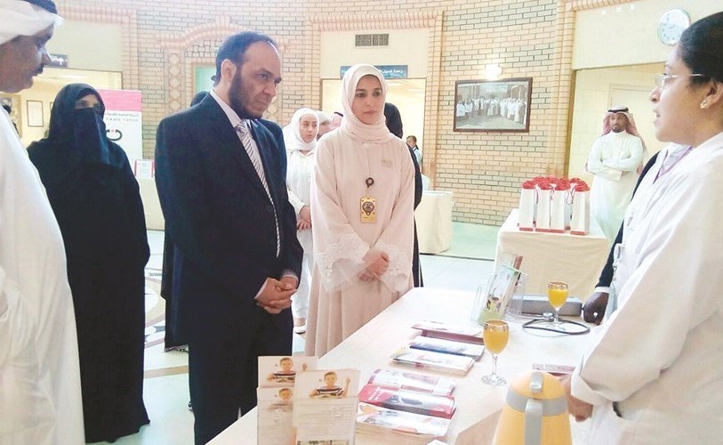 د.حمود الزعبي ود.وفاء الكندري خلال جولة بمعرض الفعالية ﻿