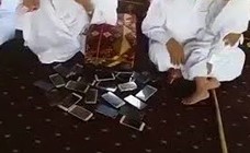 بالفيديو .. رد فعل مسن انشغلت عائلته بهواتفها النقالة