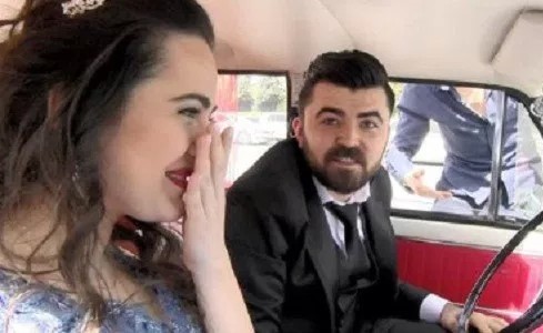 عروسان يتعرضان لموقف محرج خلال موكب زفافهما