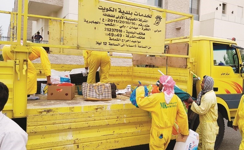 جانب من مصادرة المواد الغذائية خلال الحملة ﻿