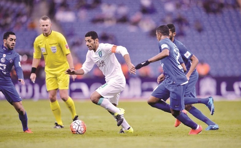 لاعب الاهلي تيسير الجاسم سيجد رقابة لصيقة من مدافعي الهلال ﻿