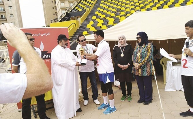 الزميل ممدوح سريع يتسلم كأس المركز الأول﻿